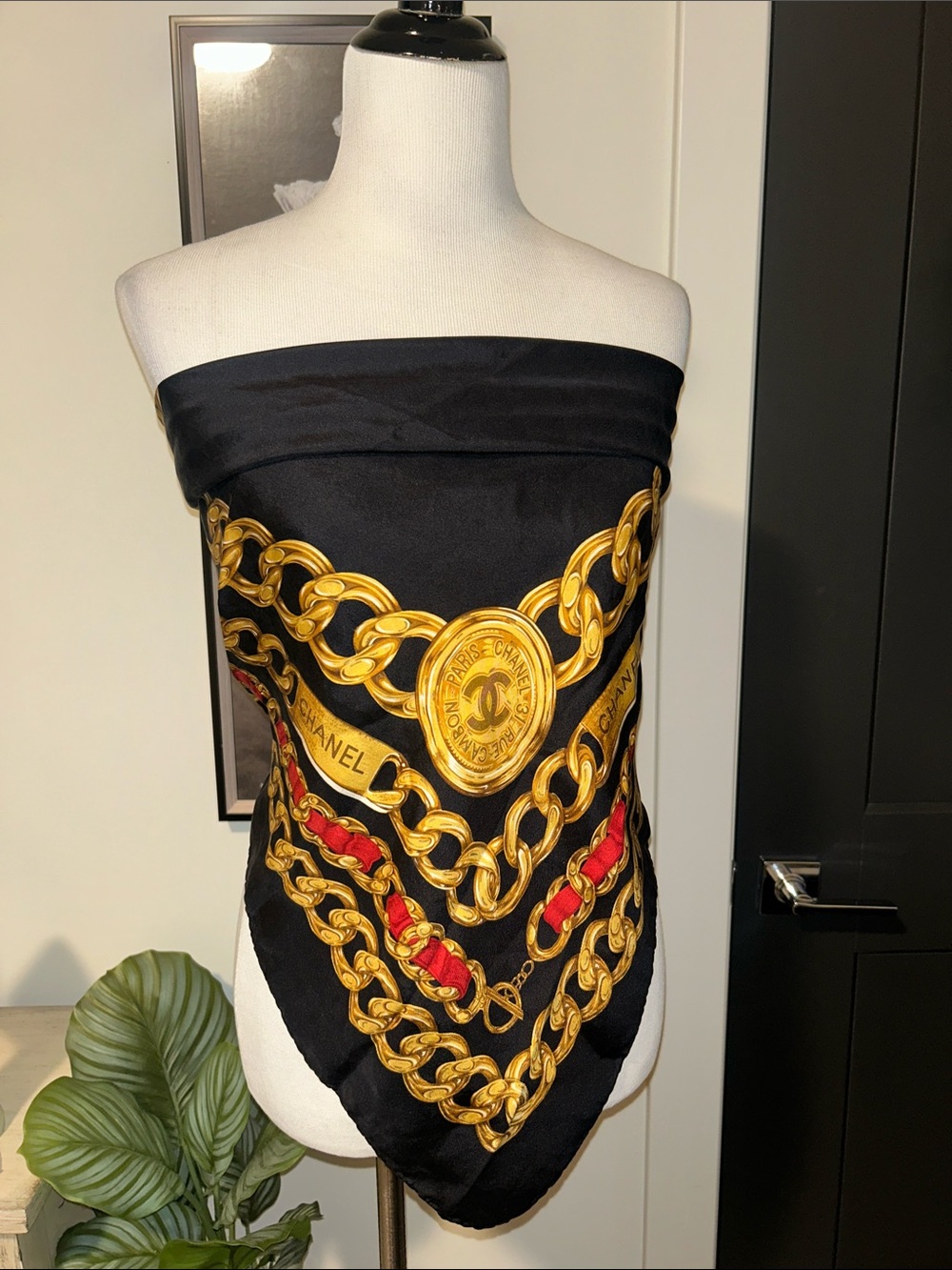 Chanel 31 Rue chainlink black red gold silk 33" x 34" neck hair scarf top